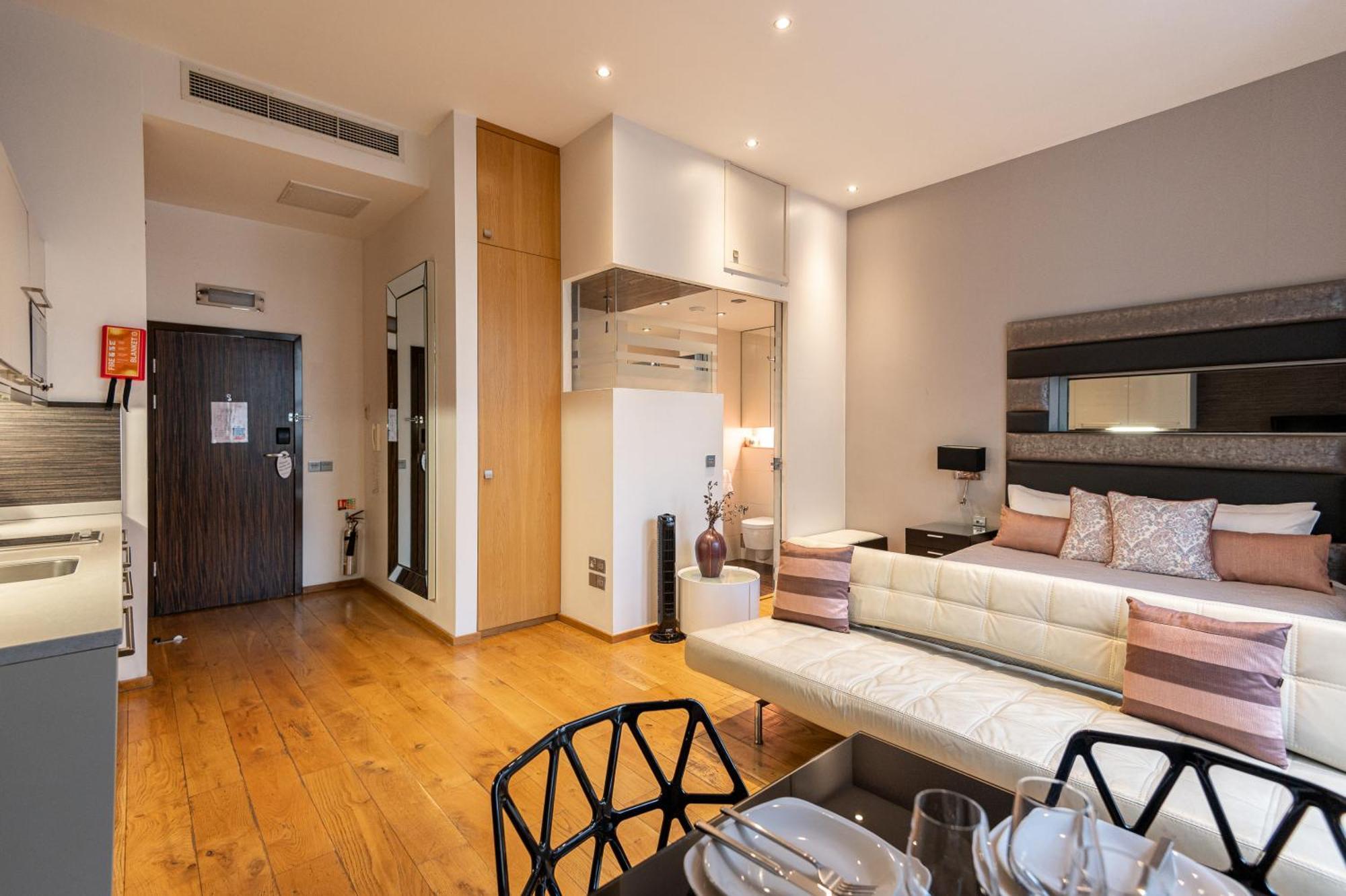 Space Aparthotel Лондон Екстериор снимка
